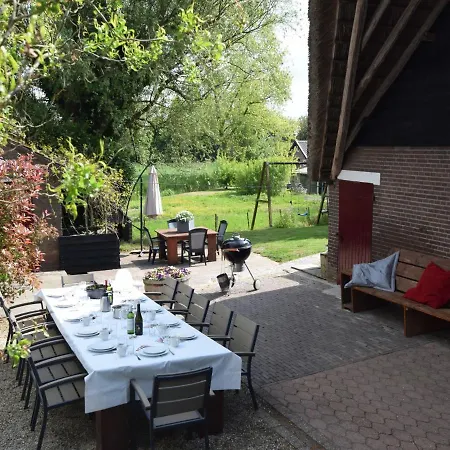 Holiday home Quaint Farmhouse Near River In Oosterwijk