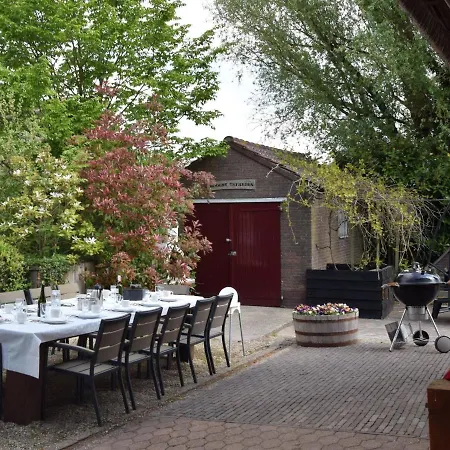 Holiday home Quaint Farmhouse Near River In Oosterwijk *