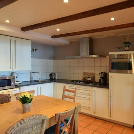 Quaint Farmhouse Near River In Oosterwijk *