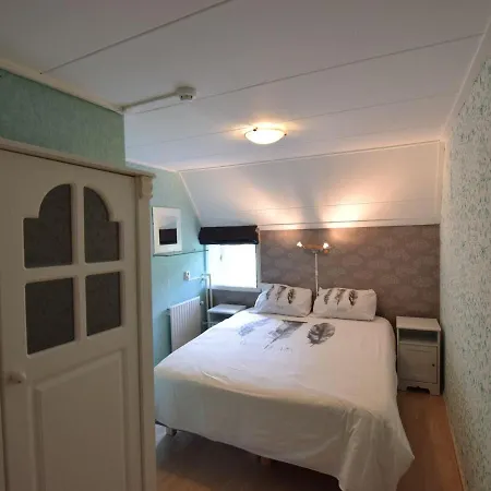 Holiday home Quaint Farmhouse Near River In Oosterwijk Leerdam