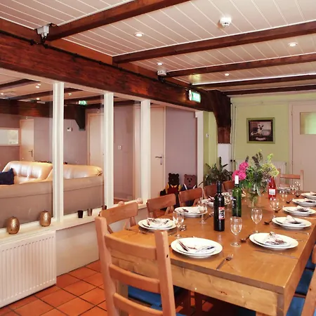 Quaint Farmhouse Near River In Oosterwijk *