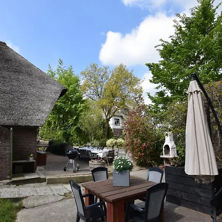 In Oosterwijk By River Linge בית נופש
